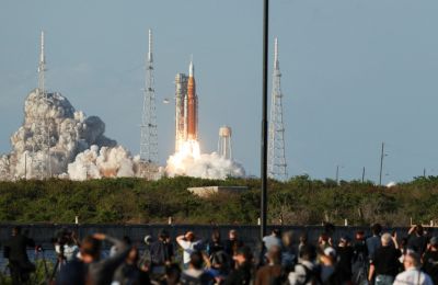 Artemis II: Οι πρώτες ώρες της ιστορικής αποστολής γύρω από τη Σελήνη