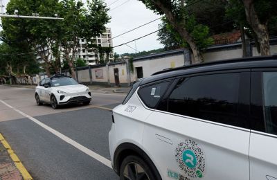 Δεκάδες επιβάτες στην Κίνα παγιδεύτηκαν μέσα σε ρομποταξί (ΒΙΝΤΕΟ)