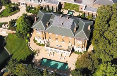 Η έπαυλη βρίσκεται σε ένα οικόπεδο 8 στρεμμάτων στο ακριβό προάστιο Τσέλσι του Λονδίνου