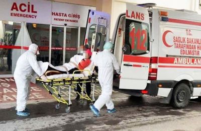 Οι τραυματίες μεταφέρθηκαν με ασθενοφόρα σε «νοσοκομείο», ενώ οι έρευνες για τα αίτια του περιστατικού συνεχίζονται.