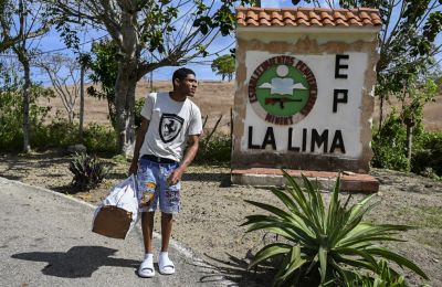 Πρώην κρατούμενος αναχωρεί ελεύθερος από τη φυλακή Λα Λίμα της Αβάνας.