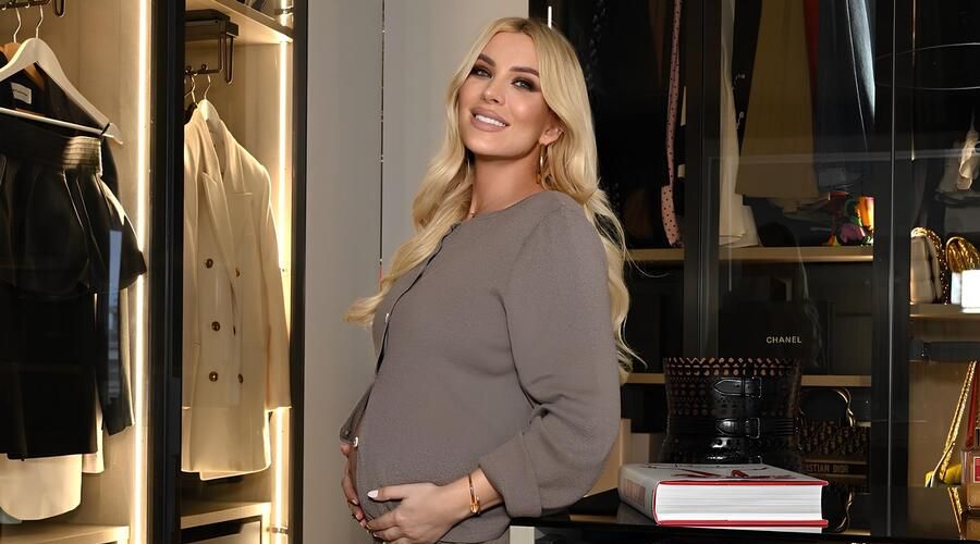 Το πρώτο της παιδί, ένα υγιέστατο κοριτσάκι κρατάει στην αγκαλιά της εδώ και  λίγες ώρες η Κατερίνα Καινούργιου