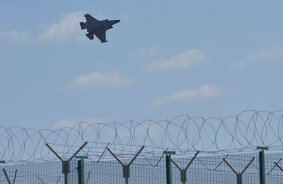 Ο πιλότος που αγνοείται αναζητείται από τις ιρανικές και τις αμερικανικές δυνάμεις.