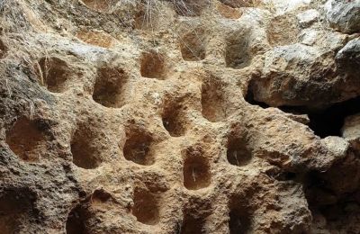 Στην Kafr Kanna βρίσκεται η Εκκλησία του Γάμου, η οποία θεωρείται από πολλούς ως ο τόπος του θαύματος που περιγράφεται στο Κατά Ιωάννην Ευαγγέλιο.