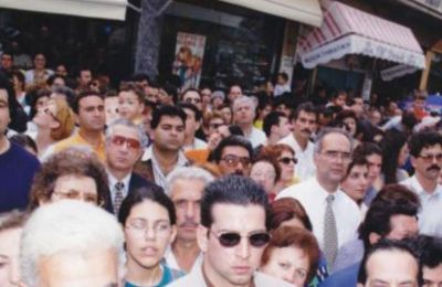 Μεγάλο ρόλο παίζει και το TikTok, εκεί γεννιούνται τα trends, εκεί χτίζεται το hype και από εκεί ξεκινά η «μαζική μετακίνηση» προς το επόμενο must-try προϊόν.