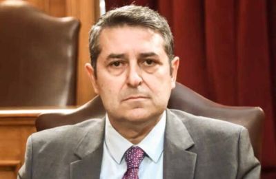 Με έντονο τρόπο απαντά ο Γιώργος Μυλωνάκης - «Όχι, δεν είναι το νέο βιβλίο του Dan Brown»