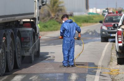 Την ίδια ώρα συνεχίζονται οι θανατώσεις ζώων, οι εμβολιασμοί και οι ιχνηλατήσεις