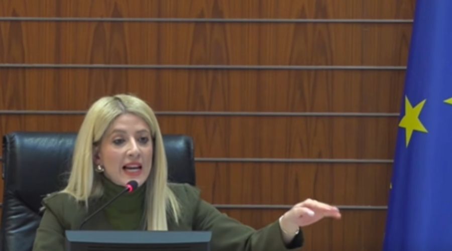 Εντάσεις και νεύρα σε άλλη μια Ολομέλεια της Βουλής