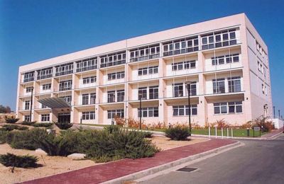 Το Τμήμα αναφέρει πως η υποδομή περιλαμβάνει τρεις αναλυτικές πλατφόρμες αιχμής, οι οποίες προσφέρουν μια ολοκληρωμένη προσέγγιση στη μελέτη του κυτταρικού ενεργειακού μεταβολισμού.