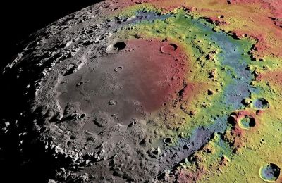 Η αθέατη πλευρά της Σελήνης διαθέτει παχύτερο φλοιό, πολύ περισσότερους κρατήρες πρόσκρουσης και ελάχιστες από τις εκτεταμένες πεδιάδες παγωμένης λάβας.