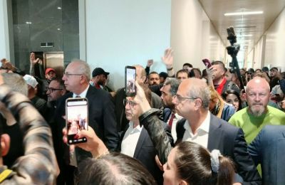 Χάος στα κατεχόμενα - Διαδηλώτες μπήκαν στη «Βουλή» (ΕΙΚΟΝΕΣ)