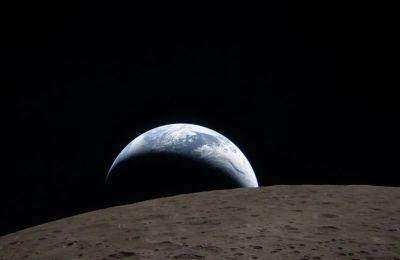 Πρόκειται για την πρώτη φωτογραφία του πλανήτη μας από αυτή τη συγκεκριμένη οπτική γωνία, προσφέροντας μια διαφορετική εικόνα της θέσης της ανθρωπότητας στο Σύμπαν.