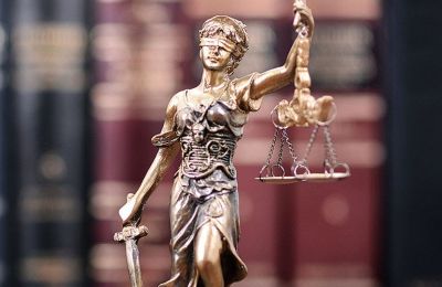 Ο έλεγχος επικεντρώθηκε στις διαδικασίες αναστολής εκτέλεσης ενταλμάτων προστίμου, στη διαχείριση και είσπραξη επιδικασθέντων ποσών.