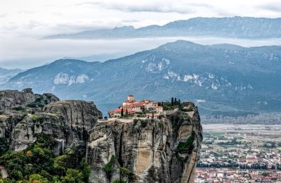 Πριν το δυστύχημα, η 65χρονη είχε αφήσει τα προσωπικά της αντικείμενα στις τουαλέτες της Ιεράς Μονής Αγίου Στεφάνου, προτού κινηθεί προς τον βράχο.