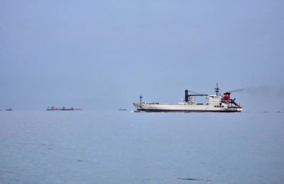 Τα πρώτα πλοία διέσχισαν τα Στενά του Ορμούζ μετά τη συμφωνία ΗΠΑ και Ιράν για εκεχειρία.