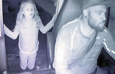 Απήγαγε και σκότωσε 7χρονο κοριτσί ενώ παρέδιδε το δώρο της