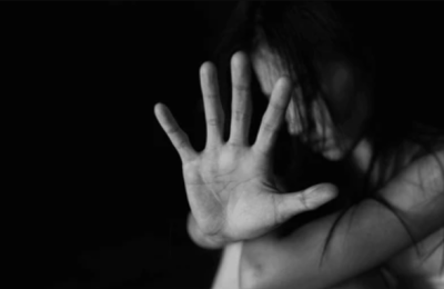 Η γυναίκα κατήγγειλε ότι κατά τη διάρκεια της επίθεσης της τοποθετήθηκε στο στόμα πανί με παραφινέλαιο.