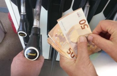 Πολίτες ανέφεραν πως η μείωση του ειδικού φόρου κατανάλωσης κατά 8,33 σεντς το λίτρο ήταν σταγόνα στον ωκεανό μπροστά σε τόσο μεγάλες αυξήσεις