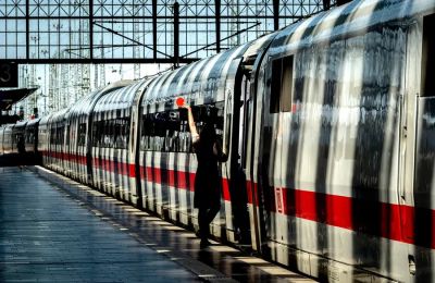 Γυναίκα τραυμάτισε υπάλληλο των σιδηροδρόμων για να μην χάσει το τρένο.