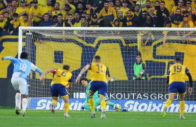 Πέναλτι από νωρίς και προβάδισμα με Ζάζα