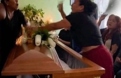 Γυναίκες πιάστηκαν στα χέρια στη κηδεία του άνδρα που είχε σχέση με και τις δύο.