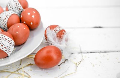 Τα αυγά βάφονται τη Μ.Πέμπτη, όπου ο Χριστός πρόσφερε άρτο και κρασί ως συμβολισμό για το σώμα Του και το αίμα Του, έτοιμος να θυσιαστεί για να ελευθερώσει τον κόσμο από τα δεσμά της αμαρτίας.