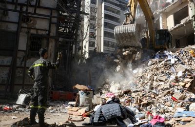 Μέσα σε πανικό, η 13χρονη αρχίζει να τρέχει αναζητώντας καταφύγιο, ουρλιάζοντας με δάκρυα στα μάτια «μπαμπά, μπαμπά».