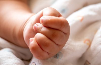 Ελλάδα: Γονείς δάγκωναν και χτυπούσαν το 10 μηνών κοριτσάκι τους