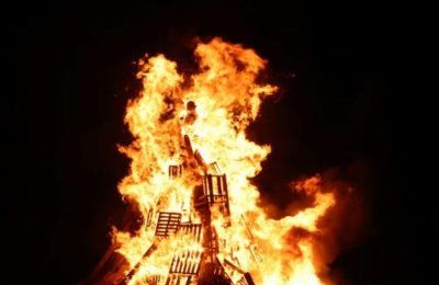 Συνεργεία συλλέγουν ξύλα που προορίζονται για άναμμα λαμπρατζιάς