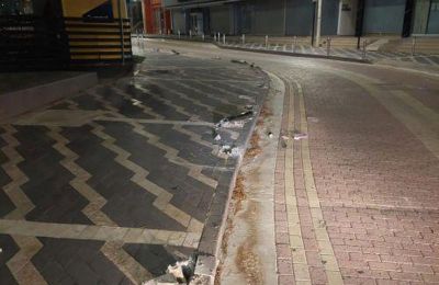 Οδηγός «ξερίζωσε» πασσάλους και εξαφανίστηκε