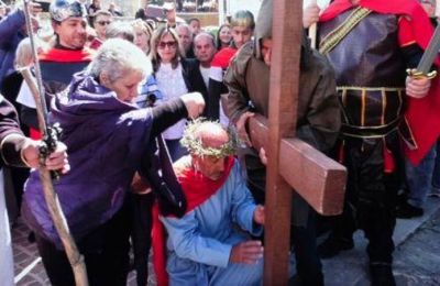 Αναβίωσε η αναπαράσταση της μεταφοράς του Τιμίου Σταυρού στον Κάθηκα