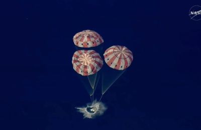 Εικόνα της NASA δείχνει την προσθαλάσσωση του σκάφους Ωρίων της αποστολής Artemis ΙΙ στον Ειρηνικό Ωκεανό στις 10 Απριλίου 2026.