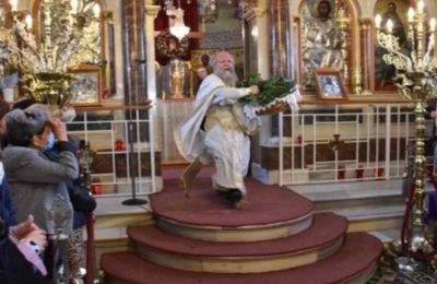 Ο Χριστός Ιησούς κατεβαίνει εκεί που στενάζουν οι ψυχές, συντρίβει τις πύλες του Άδη και τον γεμίζει με φως. Η ζωή συντρίβει τον θάνατο», ανέφερε ο κ. Κυριακού.