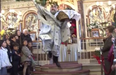 Ο πάτερ Χρυσόστομος Γουρλής κατά την τελετή της Πρώτης Ανάστασης στο ναό της Παναγίας Ευαγγελίστριας στη Χίο.