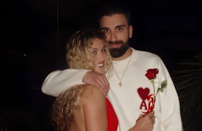 Δεν κρατιέται με τίποτα. Τόσο ερωτευμένη που δεν μπορεί να αντέξει και φιλάει τον αγαπημένο της στο γυμναστήριο