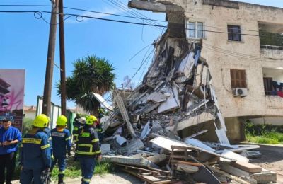 Κατέρρευσε μέρος τετραώροφης πολυκατοικίας στη Γερμασόγεια