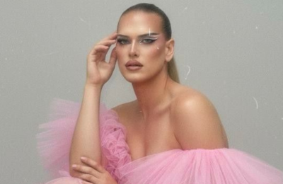 Tο drag δεν είναι απλώς μια εμφάνιση πάνω στη σκηνή. Είναι τέχνη, performance, μεταμόρφωση και, πάνω απ’ όλα, δουλειά.