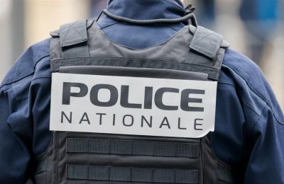 Ο 43χρονος πατέρας συνελήφθη, ενώ τα άλλα δύο παιδιά του -δύο κορίτσια 10 και 12 ετών- τέθηκαν υπό την προστασία των αρχών.