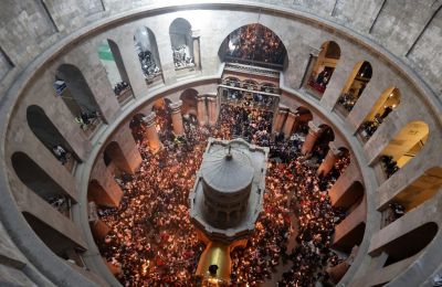 Συγκινητική η ατμόσφαιρα στους Αγίους Τόπους, τη στιγμή της άφιξης του Αγίου Φωτός.