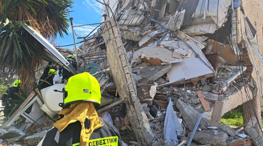 Συνεχίζονται οι έρευνες στο σημείο με την συνδρομή της Πυροσβεστικής Υπηρεσίας, της Ειδικής Μονάδας Αντιμετώπισης Καταστροφών (Ε.Μ.Α.Κ.), της Αρχής Ηλεκτρισμού, μέλη της Αστυνομίας και της τοπικής αυ