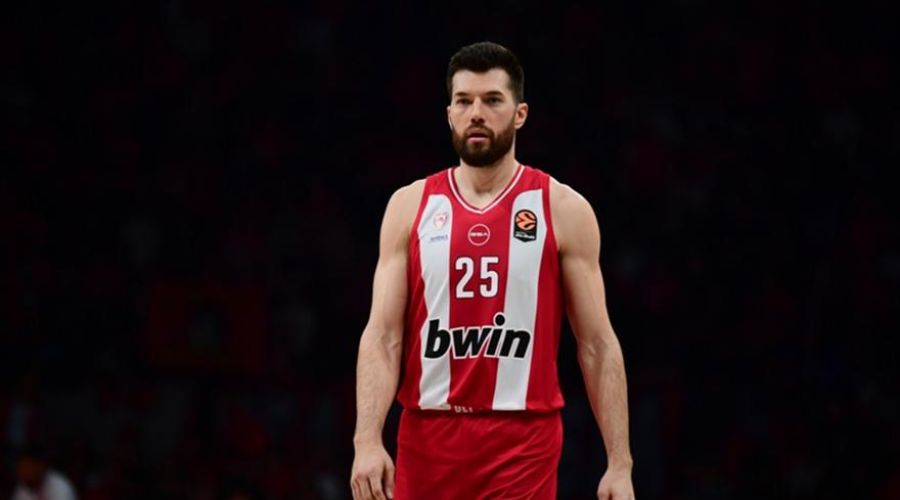 «Ματιές της Φενέρμπαχτσε προς τον Άλεκ Πίτερς του Ολυμπιακού»