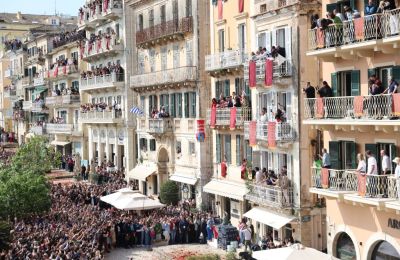 Σύμφωνα με πληροφορίες, χρειάστηκε να της τοποθετηθούν ράμματα, ωστόσο η κατάστασή της δεν εμπνέει ανησυχία.