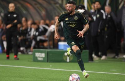 Πανηγύρισε πάνω σε… κορμό δέντρου