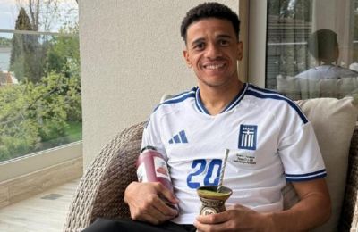 Φόρεσε τη φανέλα της Εθνικής Ελλάδας και ευχήθηκε καλό Πάσχα