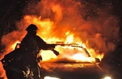 Φωτιά σε εν κινήσει όχημα ζεύγους ηλικιωμένων