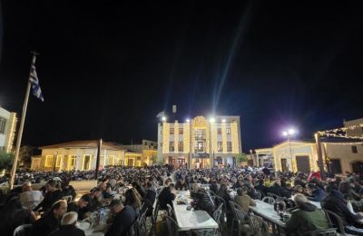 Γέμισαν την πλατεία! 