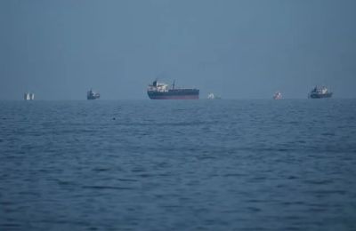 Πετρελαιοφόρα και φορτηγά πλοία παρατάσσονται στο Στενό του Ορμούζ.