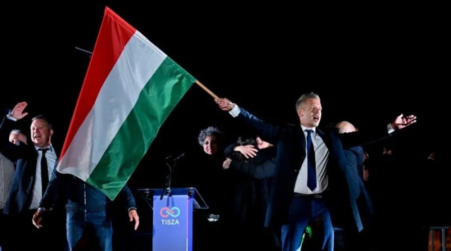 Το κρίσιμο ερώτημα από εδώ και πέρα είναι αν ο Μαγιάρ θα αποδειχθεί απλώς ο άνθρωπος που νίκησε τον Όρμπαν ή ο πολιτικός που θα καταφέρει να αλλάξει την Ουγγαρία μετά τον Όρμπαν. 