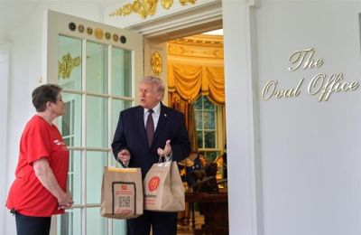 Ο πρόεδρος των ΗΠΑ έδωσε φιλοδώρημα 100 δολάρια σε διανομέα των McDonald’s μπροστά στις κάμερες.