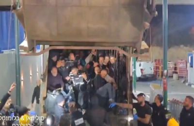 Μεταφορά Παλαιστίνιων μεταναστών σε απορριμματοφόρο προς το Ισραήλ.